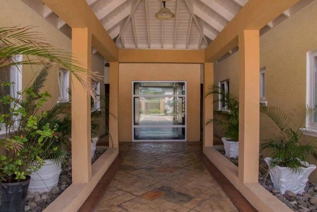 Central Upscale New Kingston Apt With Pool Екстер'єр фото